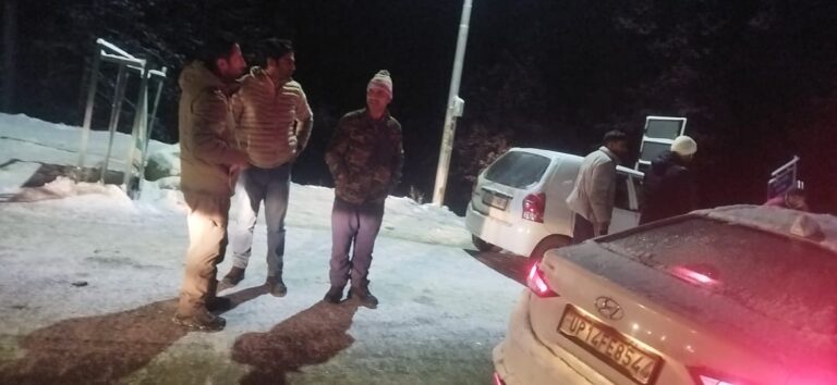 District Administration, J&K Police Join Hands to Clear Traffic Chaos in Gulmarg